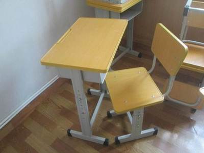 天津東麗新立教學(xué)用具 專業(yè)提供可升降多色中小學(xué)生課桌椅